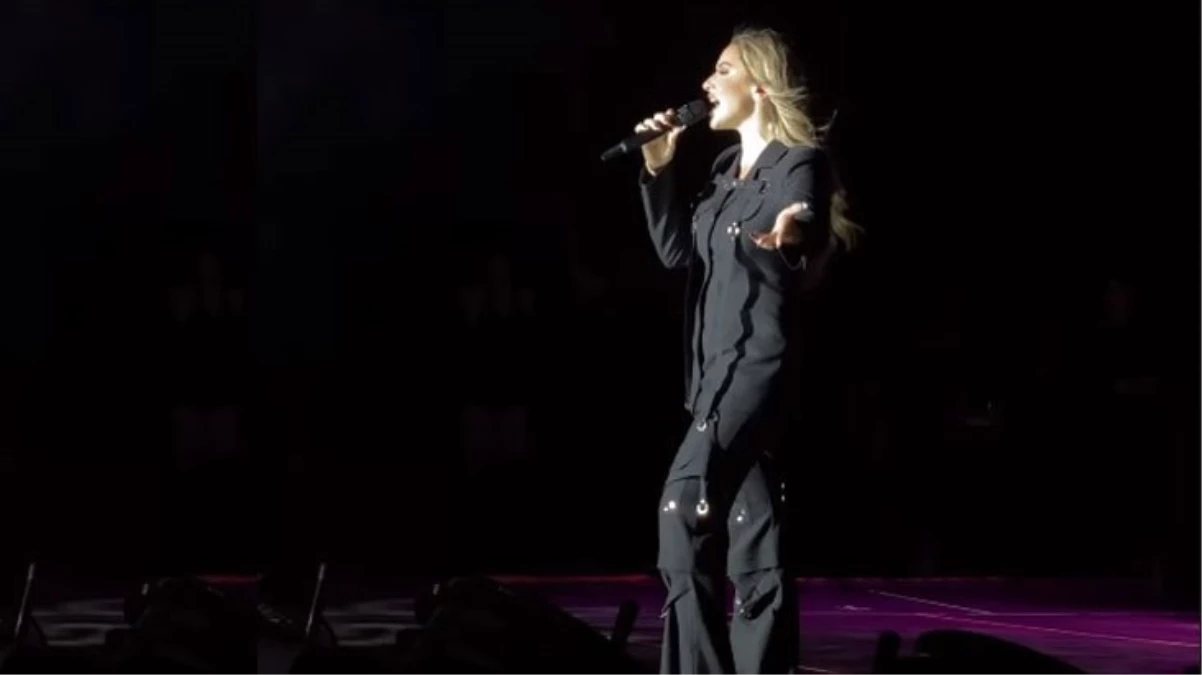 Hadise konserinde annesinden bahsederken gözyaşlarına hakim olamadı