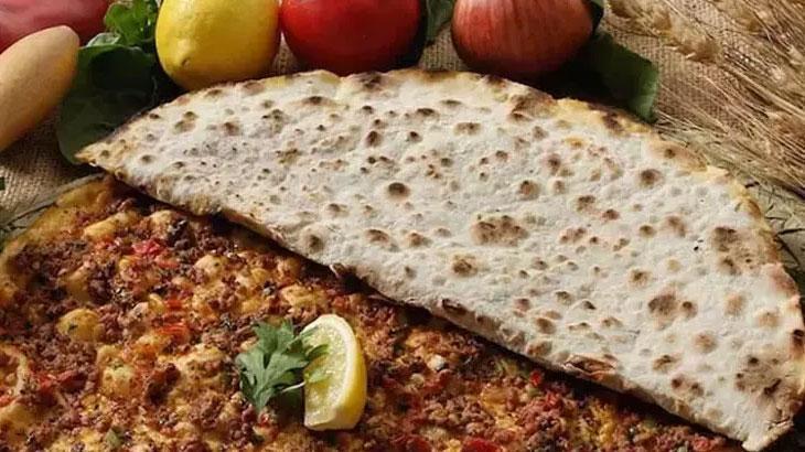 Çat kapı gelen misafire lahmacun tarifi!