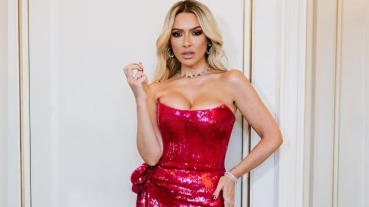 Hadise’den ayna karşısında mini konser