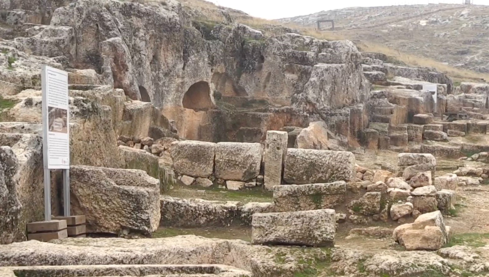 Perre Antik Kenti’nde oda ve tuğla mezarlar ortaya çıktı