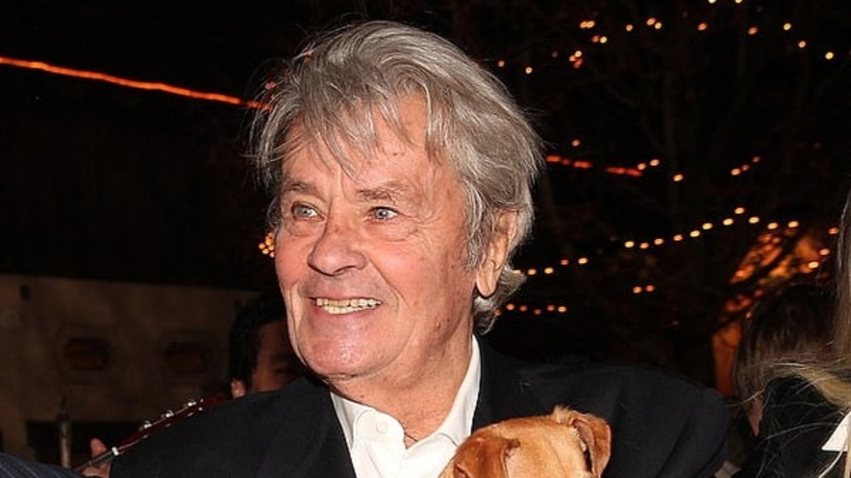 Alain Delon’un ailesi, vasiyetini reddetti: Köpeğiyle gömülmeyecek