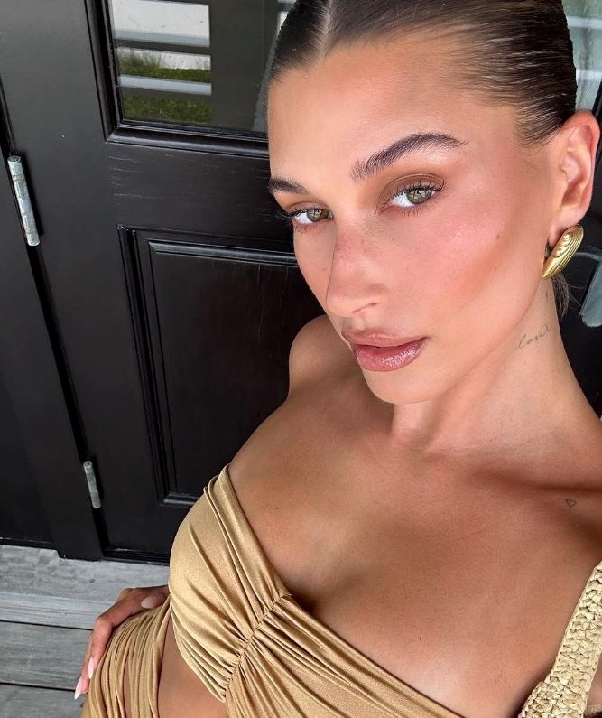 Hailey Bieber'in Cilt Bakımı: Sabah ve Akşam Rutini