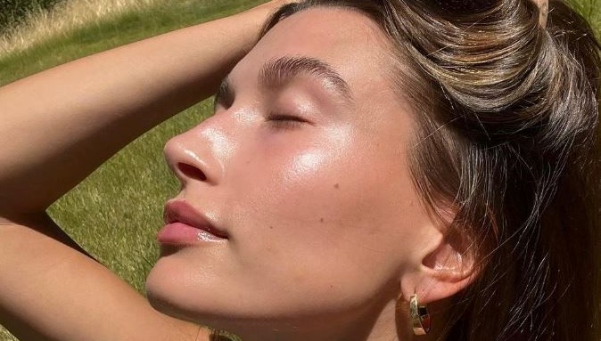 Hailey Bieber’ın cam gibi cildinin sırrı belli oldu!