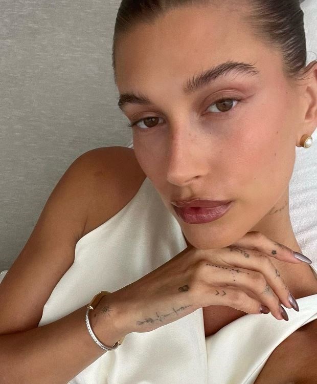 Hailey Bieber'in Cilt Bakımı: Sabah ve Akşam Rutini