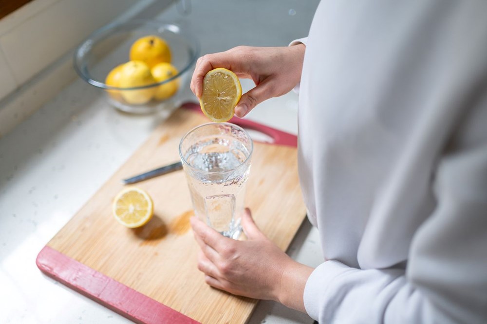 Sabah Alışkanlıkları ve Limonlu Ilık Su İçmenin Faydaları