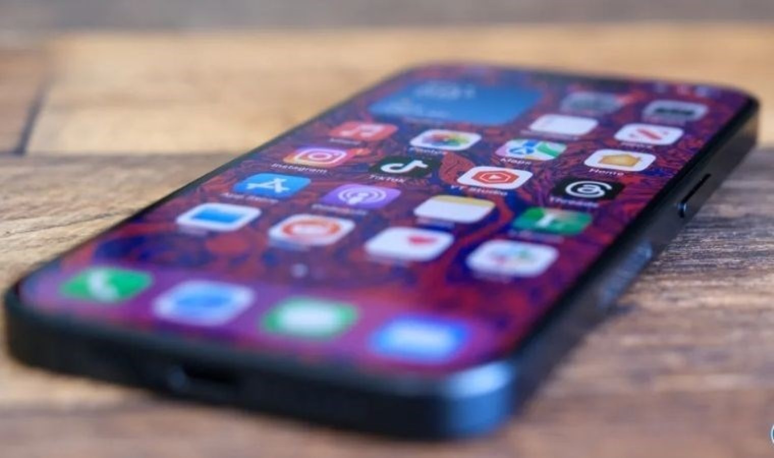 Apple, Siri odaklı özelliği sebebiyle reklam filmini kaldırdı