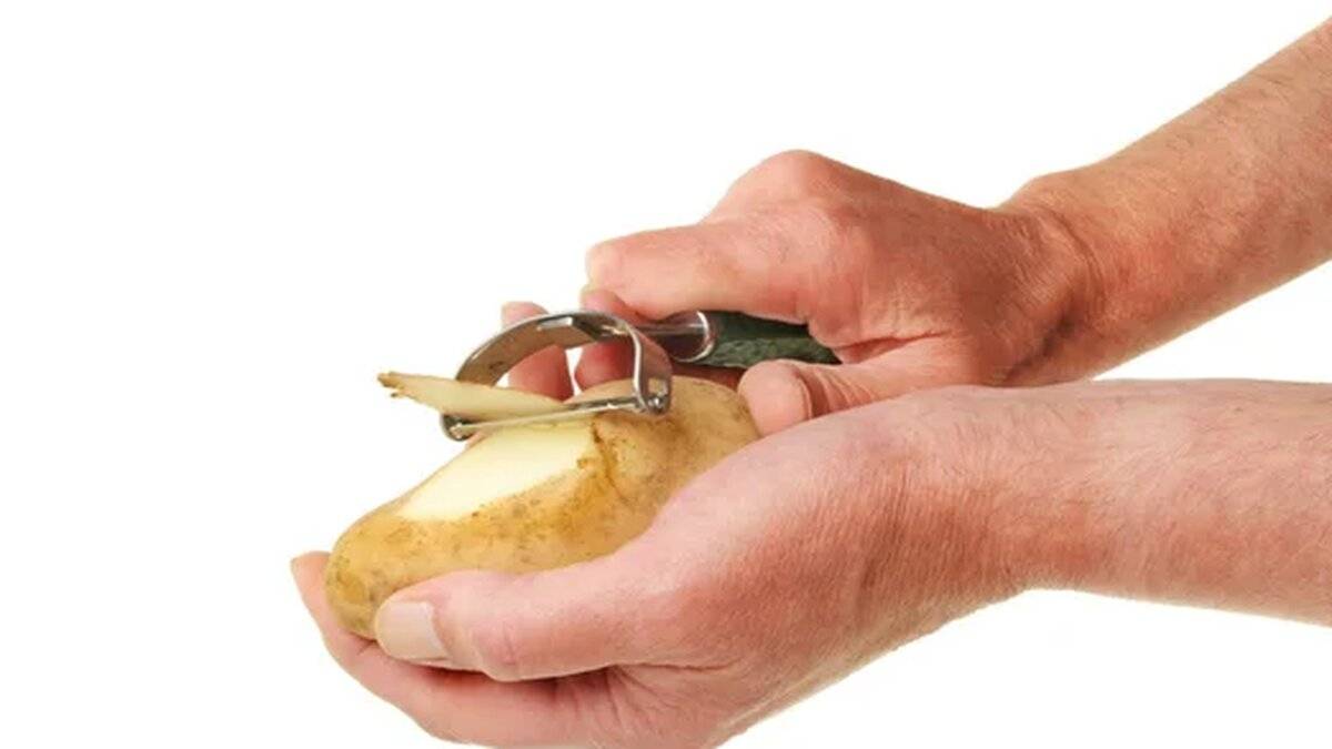 Patates kabuklarını uğraşmadan soymanın en pratik yolu
